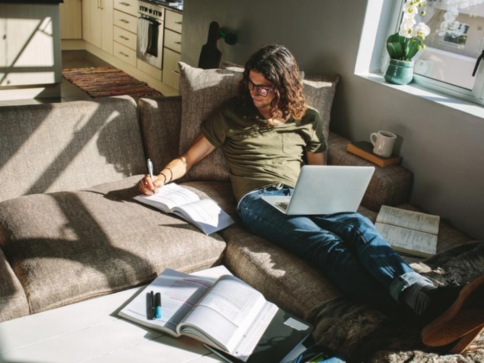 Teilnehmer arbeiten gemeinsam an Keyword-Recherche-Projekten