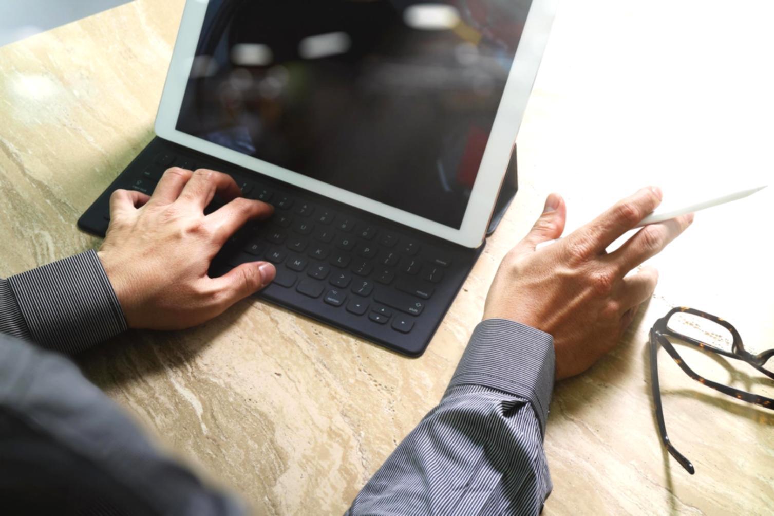 Workshop-Umgebung mit Bildschirmen und Arbeitsmaterialien