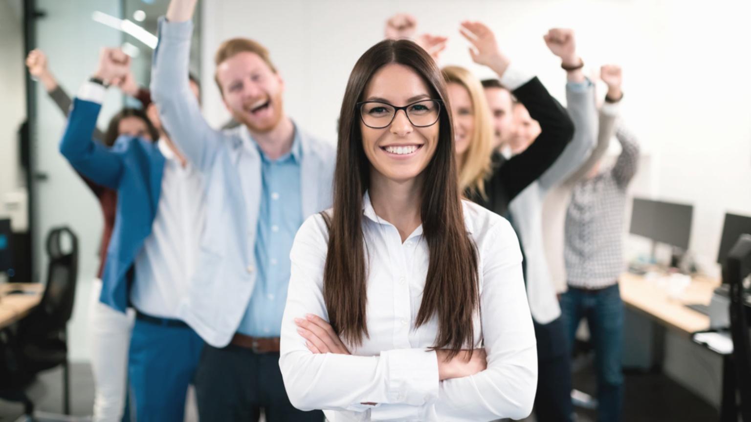 Workshop-Teilnehmende arbeiten gemeinsam an Keyword-Recherche-Projekten